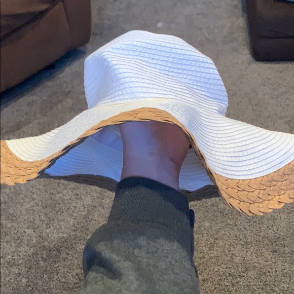 Women’s Sun Hat - Picture 2 of 3